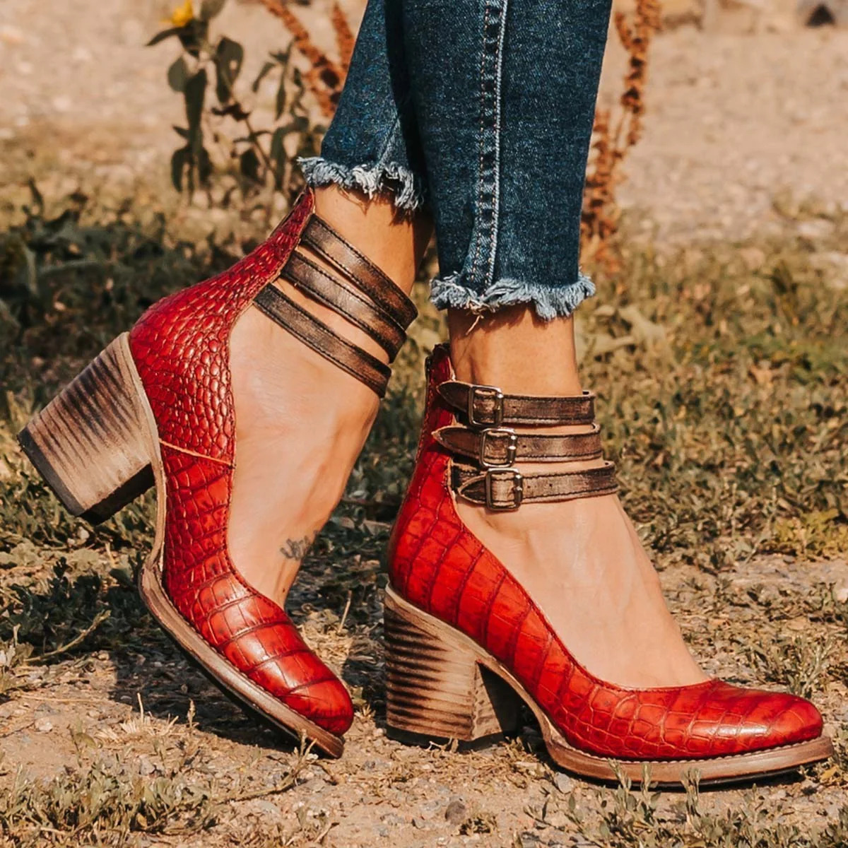 Bottines à talon bloc et double boucle élégante